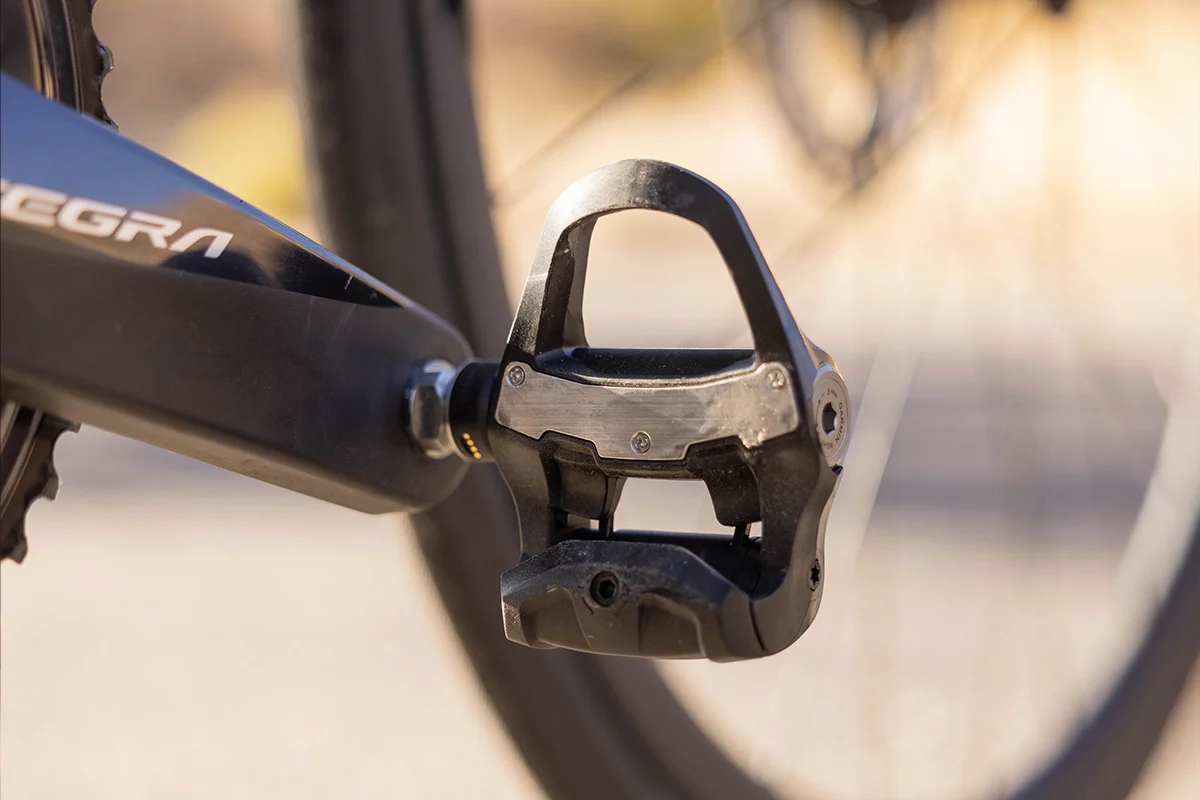 Un des capteurs de puissance Garmin montée sur une pédale de vélo de route