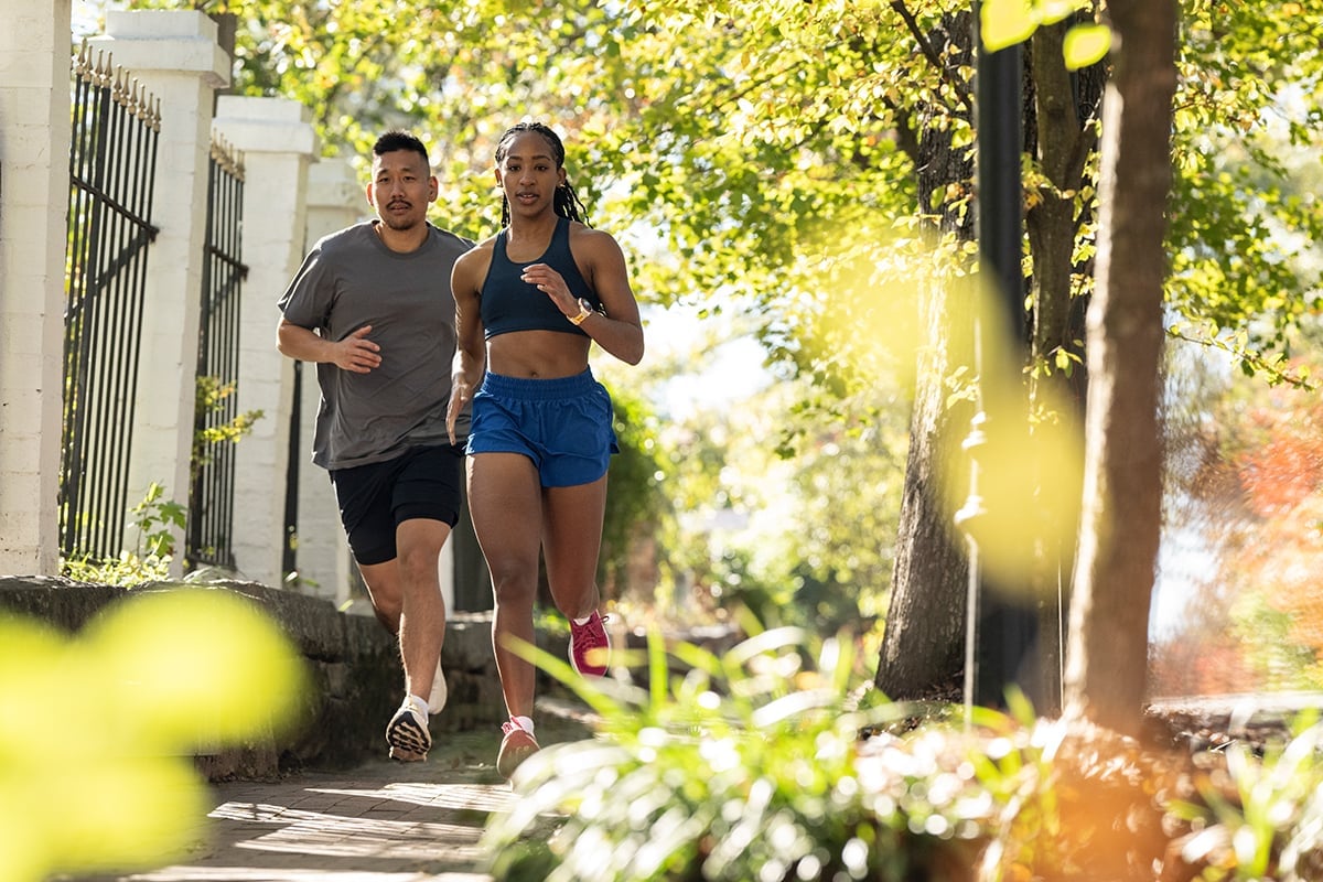 un couple en train de courir