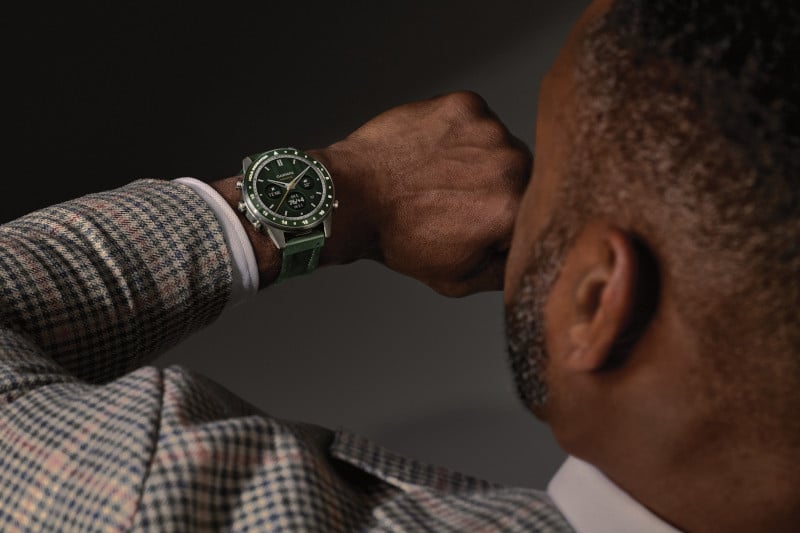 Un homme en complet regarde sa montre connectée MARQ® (Gen 3) à son poignet.
